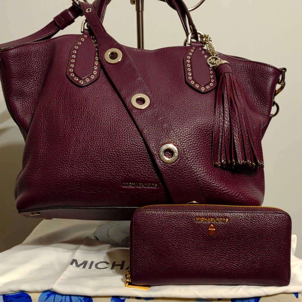 MICHAEL KORS TOTE/CROSSBODY WITH WALLET IN EUC!!!